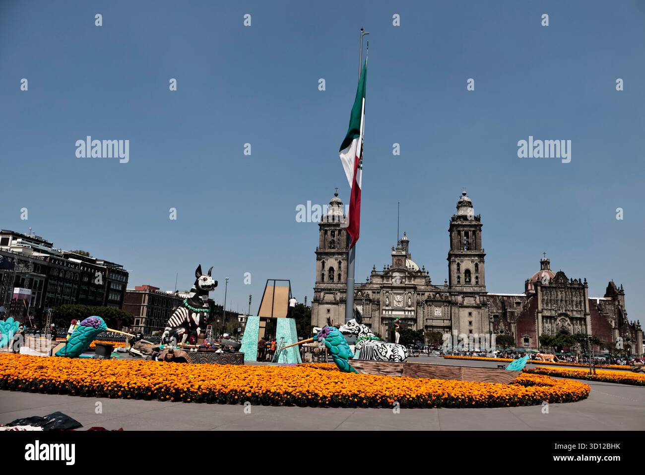 Mexique, CDMX, Mexique. 25 octobre 2025. En l'honneur des célébrations du jour des morts dans tout le Mexique, le gouvernement de la ville a ouvert les portes à des milliers de visiteurs pour apprécier l'offre monumentale 2025 du jour des morts sur la Plaza de la Constitución. Cette installation d’alebrijes et de cartonerÃ-a (sculptures sur papier) a été soumise à vote ; divers projets ont été mis en concurrence, mais les artistes lauréats, qui étaient en charge de l’installation et de l’assemblage, étaient le COLLECTIF ZION ART STUDIO. Ils ont créé une représentation du pèlerinage des habitants du mythique Aztlan à Mexico''”Tenoc Banque D'Images Mexique, CDMX, Mexique. 25 octobre 2025. En l'honneur des célébrations du jour des morts dans tout le Mexique, le gouvernement de la ville a ouvert les portes à des milliers de visiteurs pour apprécier l'offre monumentale 2025 du jour des morts sur la Plaza de la Constitución. Cette installation d’alebrijes et de cartonerÃ-a (sculptures sur papier) a été soumise à vote ; divers projets ont été mis en concurrence, mais les artistes lauréats, qui étaient en charge de l’installation et de l’assemblage, étaient le COLLECTIF ZION ART STUDIO. Ils ont créé une représentation du pèlerinage des habitants du mythique Aztlan à Mexico''”Tenoc Banque D'Images