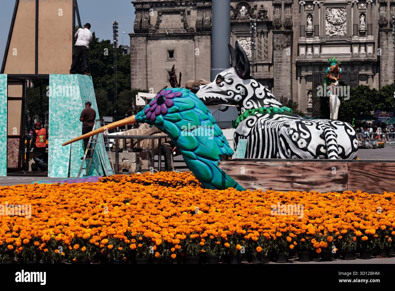 Mexique, CDMX, Mexique. 25 octobre 2025. En l'honneur des célébrations du jour des morts dans tout le Mexique, le gouvernement de la ville a ouvert les portes à des milliers de visiteurs pour apprécier l'offre monumentale 2025 du jour des morts sur la Plaza de la Constitución. Cette installation d’alebrijes et de cartonerÃ-a (sculptures sur papier) a été soumise à vote ; divers projets ont été mis en concurrence, mais les artistes lauréats, qui étaient en charge de l’installation et de l’assemblage, étaient le COLLECTIF ZION ART STUDIO. Ils ont créé une représentation du pèlerinage des habitants du mythique Aztlan à Mexico''”Tenoc Banque D'Images Mexique, CDMX, Mexique. 25 octobre 2025. En l'honneur des célébrations du jour des morts dans tout le Mexique, le gouvernement de la ville a ouvert les portes à des milliers de visiteurs pour apprécier l'offre monumentale 2025 du jour des morts sur la Plaza de la Constitución. Cette installation d’alebrijes et de cartonerÃ-a (sculptures sur papier) a été soumise à vote ; divers projets ont été mis en concurrence, mais les artistes lauréats, qui étaient en charge de l’installation et de l’assemblage, étaient le COLLECTIF ZION ART STUDIO. Ils ont créé une représentation du pèlerinage des habitants du mythique Aztlan à Mexico''”Tenoc Banque D'Images