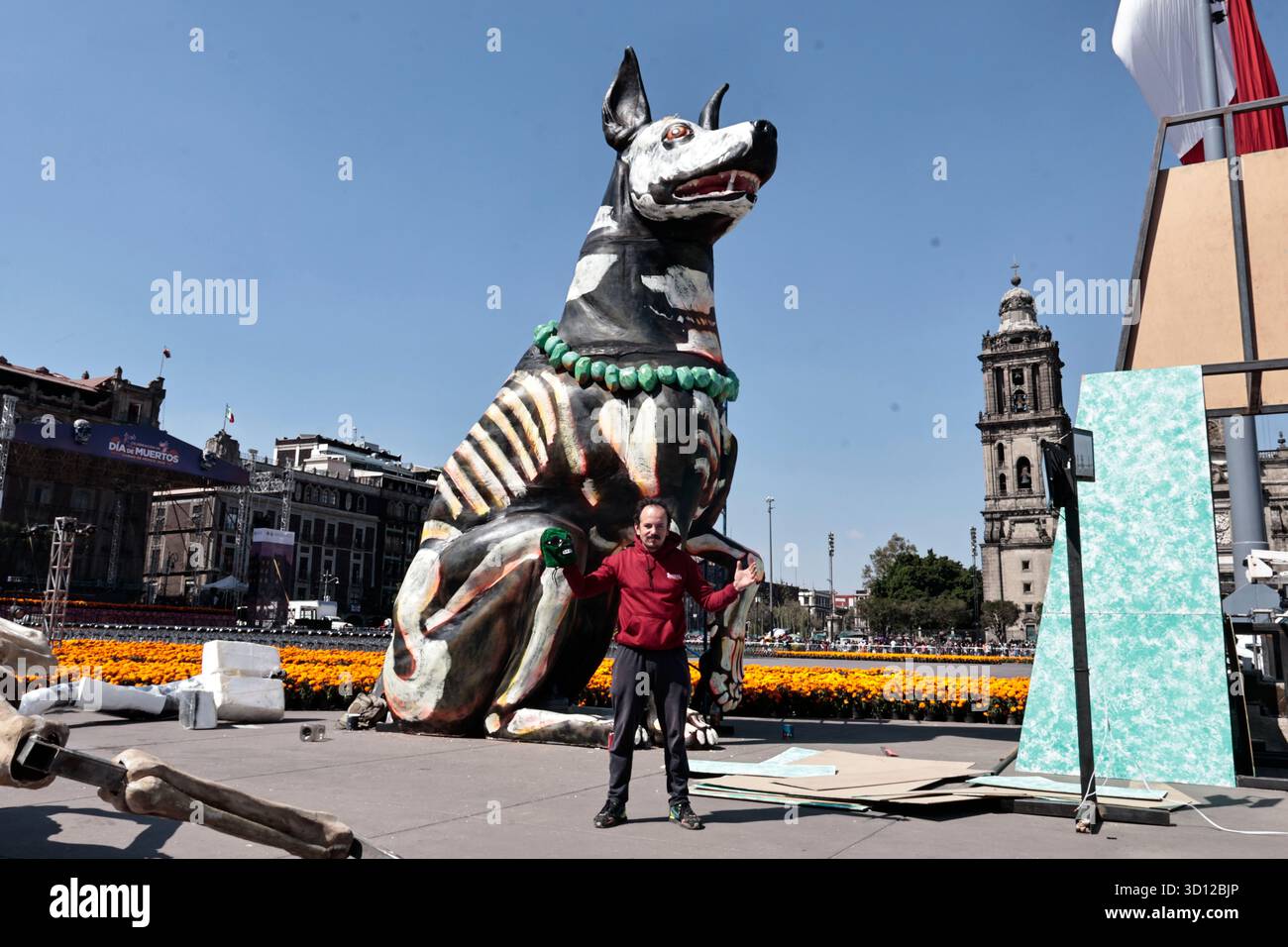 Mexique, CDMX, Mexique. 25 octobre 2025. En l'honneur des célébrations du jour des morts dans tout le Mexique, le gouvernement de la ville a ouvert les portes à des milliers de visiteurs pour apprécier l'offre monumentale 2025 du jour des morts sur la Plaza de la Constitución. Cette installation d’alebrijes et de cartonerÃÂ-a (sculptures sur papier) a été soumise à vote ; divers projets ont été mis en concurrence, mais les artistes lauréats, qui étaient en charge de l’installation et de l’assemblage, étaient le COLLECTIF ZION ART STUDIO. Ils ont créé une représentation du pèlerinage des habitants du mythique Aztlan au Mexique Cityâ₠Banque D'Images Mexique, CDMX, Mexique. 25 octobre 2025. En l'honneur des célébrations du jour des morts dans tout le Mexique, le gouvernement de la ville a ouvert les portes à des milliers de visiteurs pour apprécier l'offre monumentale 2025 du jour des morts sur la Plaza de la Constitución. Cette installation d’alebrijes et de cartonerÃÂ-a (sculptures sur papier) a été soumise à vote ; divers projets ont été mis en concurrence, mais les artistes lauréats, qui étaient en charge de l’installation et de l’assemblage, étaient le COLLECTIF ZION ART STUDIO. Ils ont créé une représentation du pèlerinage des habitants du mythique Aztlan au Mexique Cityâ₠Banque D'Images