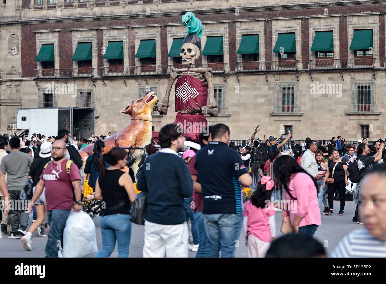 Mexique, CDMX, Mexique. 25 octobre 2025. En l'honneur des célébrations du jour des morts dans tout le Mexique, le gouvernement de la ville a ouvert les portes à des milliers de visiteurs pour apprécier l'offre monumentale 2025 du jour des morts sur la Plaza de la Constitución. Cette installation d’alebrijes et de cartonerÃÂ-a (sculptures sur papier) a été soumise à vote ; divers projets ont été mis en concurrence, mais les artistes lauréats, qui étaient en charge de l’installation et de l’assemblage, étaient le COLLECTIF ZION ART STUDIO. Ils ont créé une représentation du pèlerinage des habitants du mythique Aztlan au Mexique Cityâ₠Banque D'Images Mexique, CDMX, Mexique. 25 octobre 2025. En l'honneur des célébrations du jour des morts dans tout le Mexique, le gouvernement de la ville a ouvert les portes à des milliers de visiteurs pour apprécier l'offre monumentale 2025 du jour des morts sur la Plaza de la Constitución. Cette installation d’alebrijes et de cartonerÃÂ-a (sculptures sur papier) a été soumise à vote ; divers projets ont été mis en concurrence, mais les artistes lauréats, qui étaient en charge de l’installation et de l’assemblage, étaient le COLLECTIF ZION ART STUDIO. Ils ont créé une représentation du pèlerinage des habitants du mythique Aztlan au Mexique Cityâ₠Banque D'Images