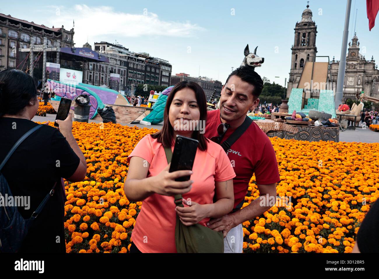 Mexique, CDMX, Mexique. 25 octobre 2025. En l'honneur des célébrations du jour des morts dans tout le Mexique, le gouvernement de la ville a ouvert les portes à des milliers de visiteurs pour apprécier l'offre monumentale 2025 du jour des morts sur la Plaza de la Constitución. Cette installation d’alebrijes et de cartonerÃÂ-a (sculptures sur papier) a été soumise à vote ; divers projets ont été mis en concurrence, mais les artistes lauréats, qui étaient en charge de l’installation et de l’assemblage, étaient le COLLECTIF ZION ART STUDIO. Ils ont créé une représentation du pèlerinage des habitants du mythique Aztlan au Mexique Cityâ₠Banque D'Images Mexique, CDMX, Mexique. 25 octobre 2025. En l'honneur des célébrations du jour des morts dans tout le Mexique, le gouvernement de la ville a ouvert les portes à des milliers de visiteurs pour apprécier l'offre monumentale 2025 du jour des morts sur la Plaza de la Constitución. Cette installation d’alebrijes et de cartonerÃÂ-a (sculptures sur papier) a été soumise à vote ; divers projets ont été mis en concurrence, mais les artistes lauréats, qui étaient en charge de l’installation et de l’assemblage, étaient le COLLECTIF ZION ART STUDIO. Ils ont créé une représentation du pèlerinage des habitants du mythique Aztlan au Mexique Cityâ₠Banque D'Images