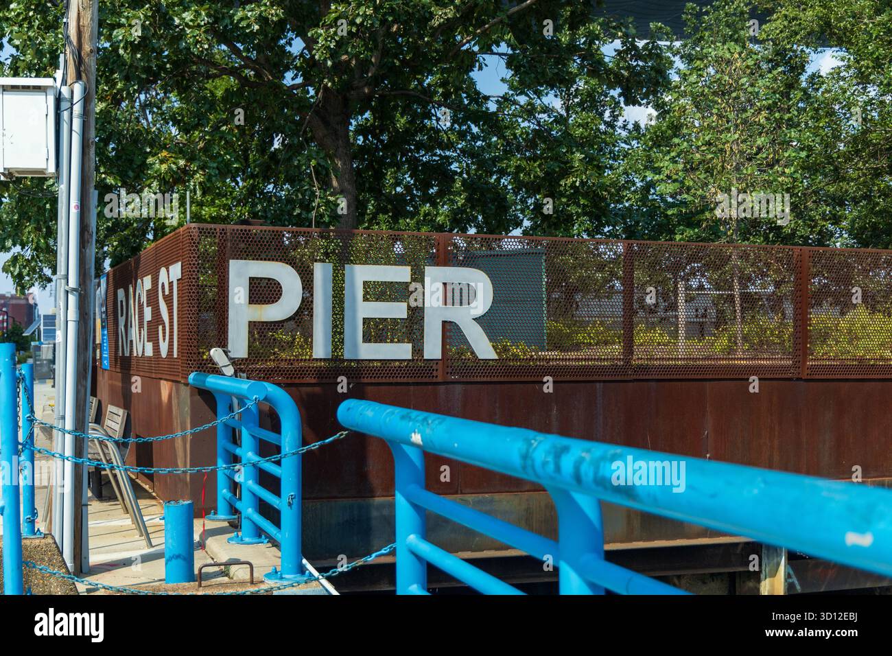 Une clôture en métal bleu avec un panneau blanc qui dit Pier. La clôture est entourée d'une clôture à maillons de chaîne, Race Street Pier, Philladelphia Banque D'Images Une clôture en métal bleu avec un panneau blanc qui dit Pier. La clôture est entourée d'une clôture à maillons de chaîne, Race Street Pier, Philladelphia Banque D'Images