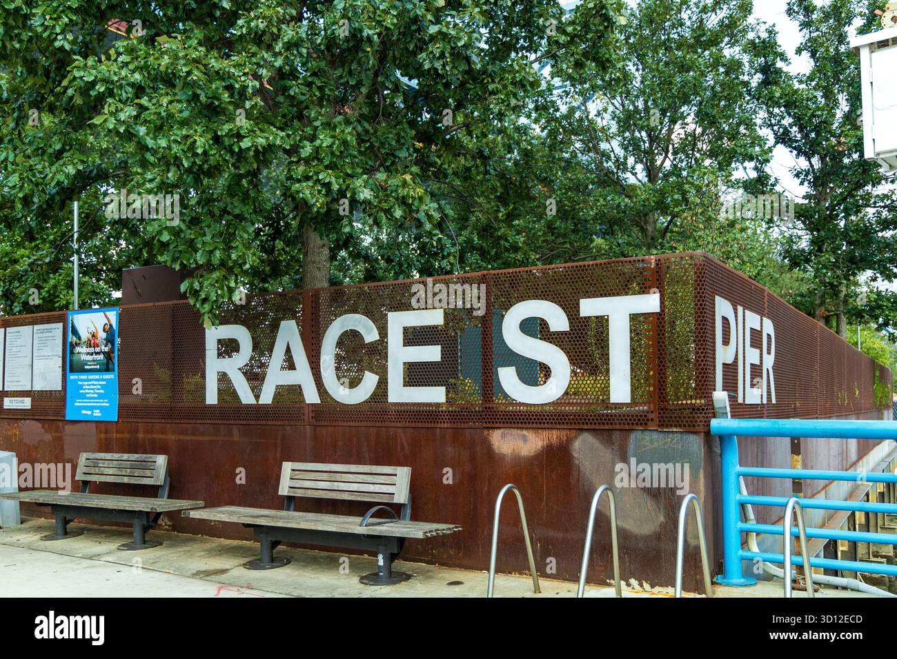 Un panneau qui dit Race St Pier. Il y a deux bancs et un porte-vélos devant le panneau. Race Street Pier, Philladelphia Banque D'Images Un panneau qui dit Race St Pier. Il y a deux bancs et un porte-vélos devant le panneau. Race Street Pier, Philladelphia Banque D'Images