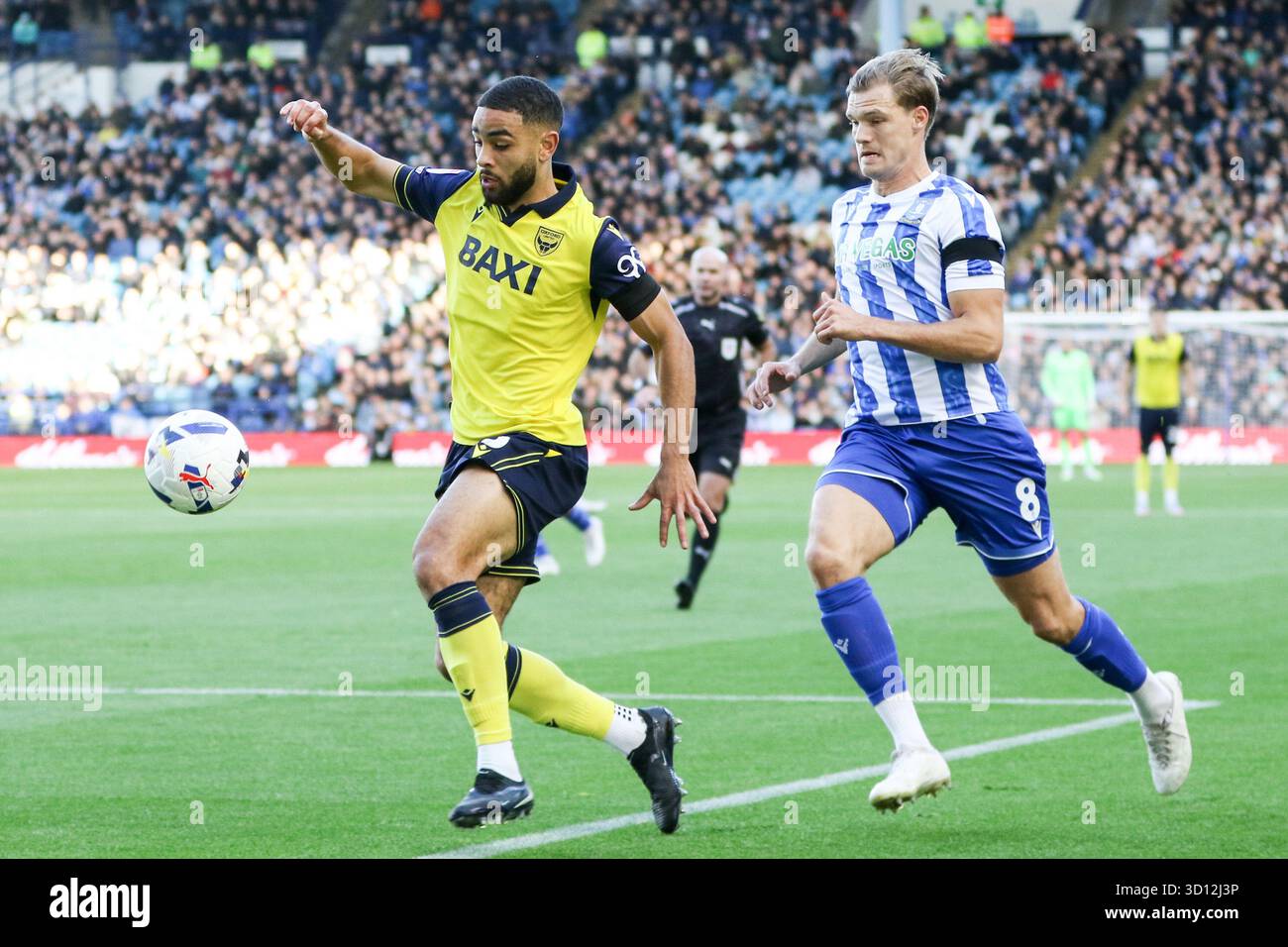 Sheffield, Royaume-Uni. 25 octobre 2025. Brodie Spencer (15 Oxford United) contrôle le ballon lors du match EFL Sky Bet Championship entre Sheffield Wednesday et Oxford United au Hillsborough Stadium à Sheffield, Angleterre, le 25 octobre 2025. Crédit : SPP Sport Press photo. /Alamy Live News Banque D'Images