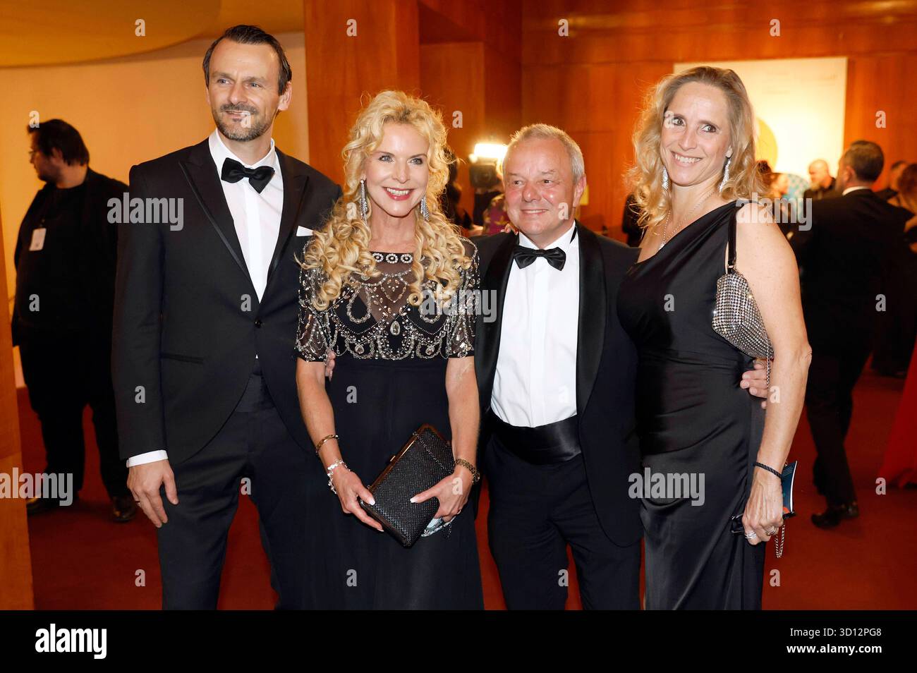 Victoria Herrmann mit Ehemann David Böthig und Gäste beim 30. Leipziger Opernball 2025 in der Oper Leipzig. Leipzig, 25.10.2025 *** Victoria Herrmann avec son mari David Böthig et invités au Bal de l'Opéra de Leipzig en 30 2025 à l'Opéra de Leipzig, 25 10 2025 Foto :XR.xStoffelsx/xFuturexImagex opernball_5041 Banque D'Images