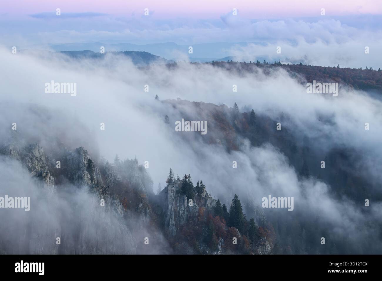 Nuages jouant au-dessus des rochers Martinsfelsen, vus de la montagne Hohneck, Vosges, France. Banque D'Images