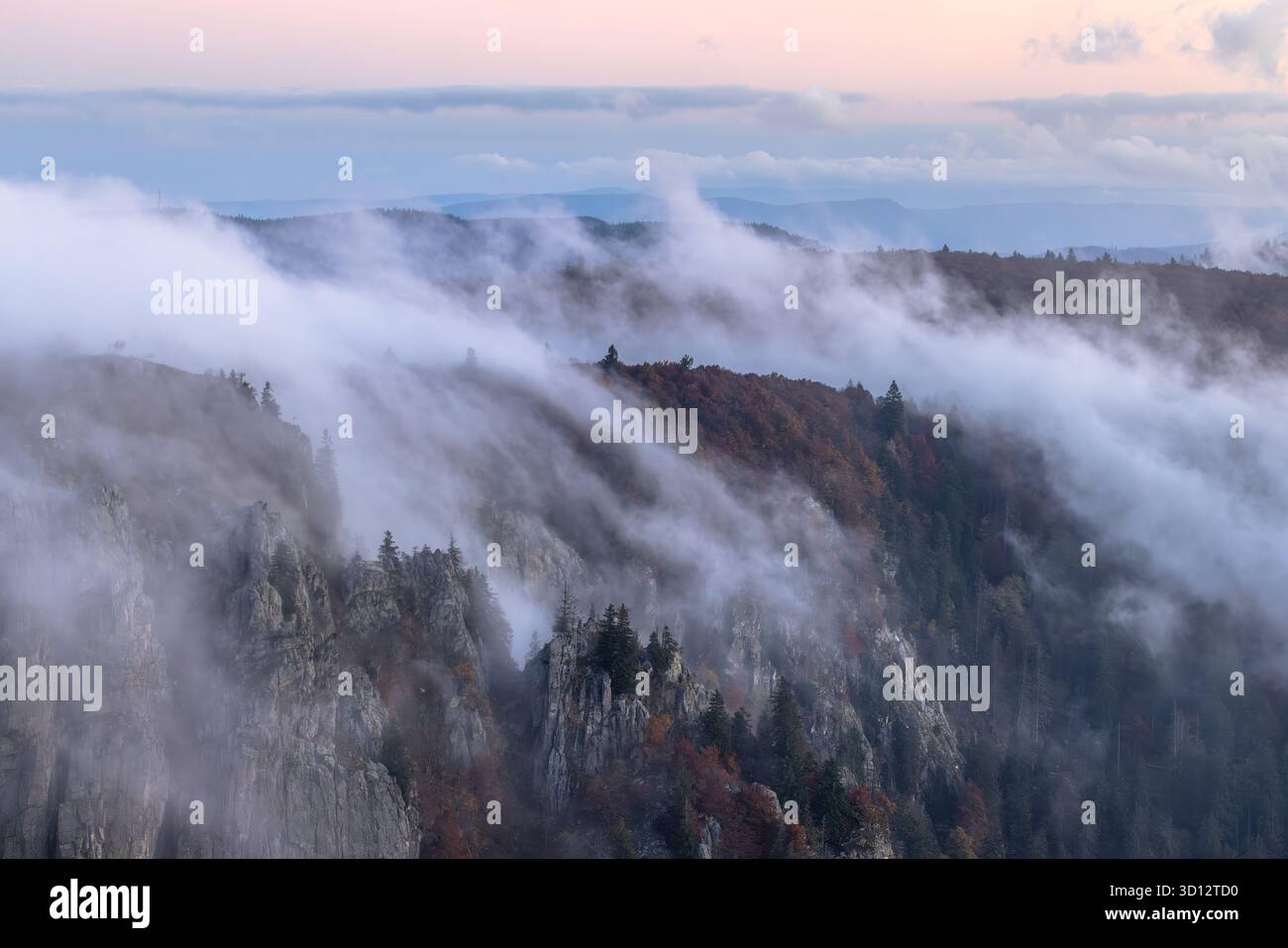 Nuages jouant au-dessus des rochers Martinsfelsen, vus de la montagne Hohneck, Vosges, France. Banque D'Images
