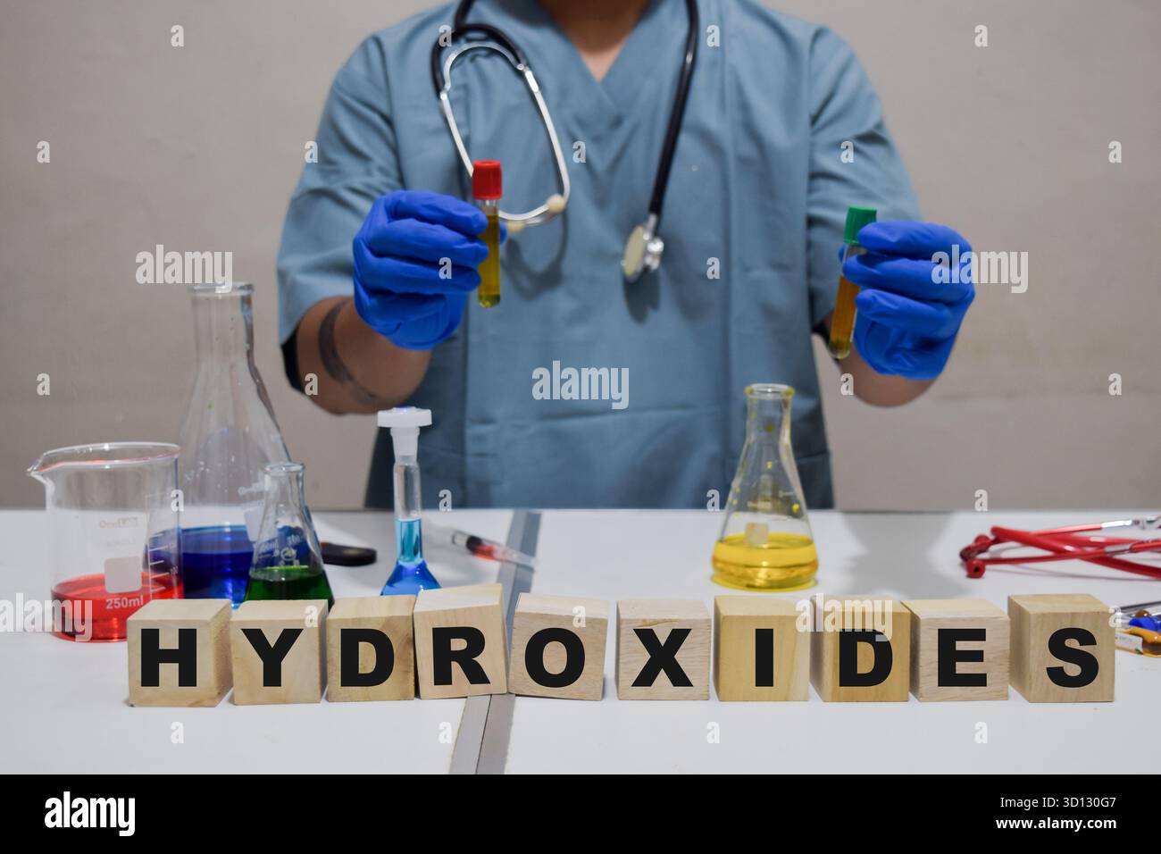 Un technicien de laboratoire effectue une étude détaillée des hydroxydes en utilisant un tube à essai. concept de recherche scientifique Banque D'Images