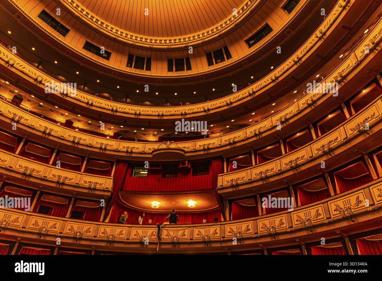 Rangs supérieurs et boîtes dans le grand auditorium de l'Opéra d'État de Vienne, Vienne, Autriche Banque D'Images