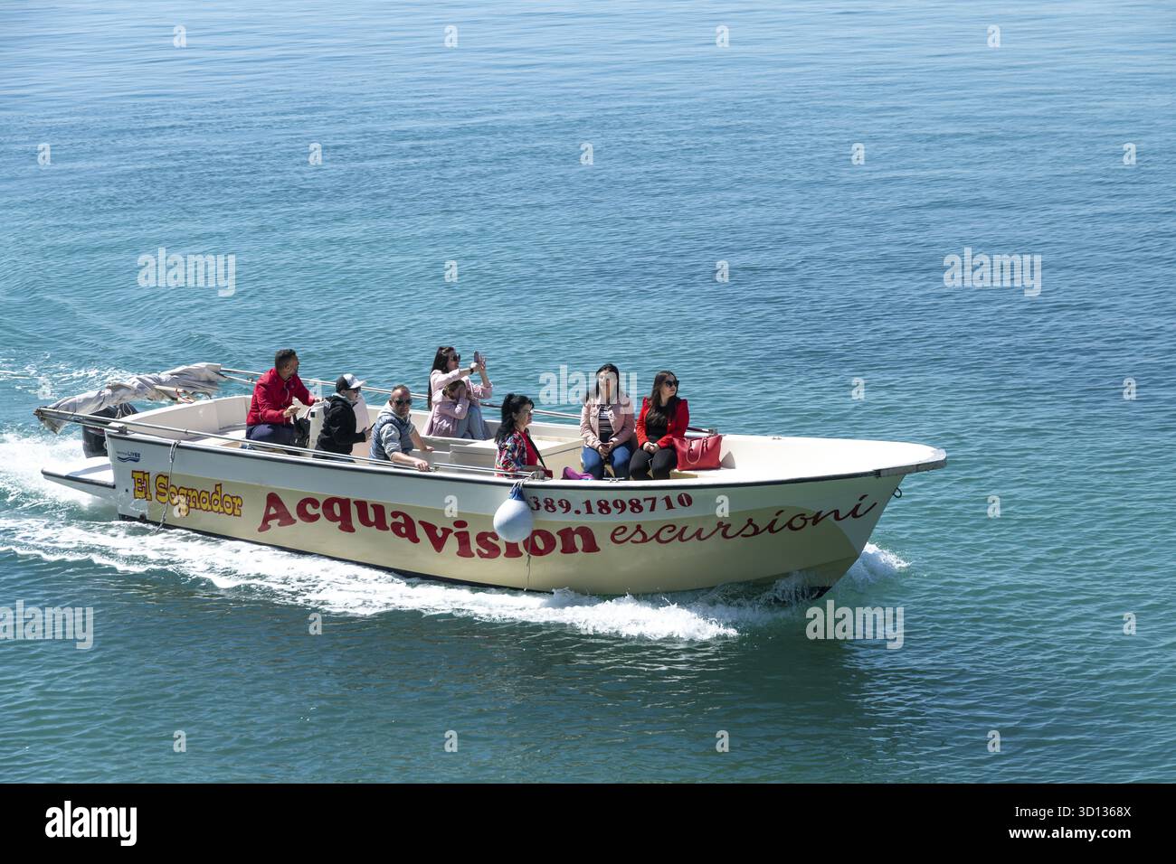 Syrakus, Sizilien - Italie - 04-09-2025 : bateau d'excursion avec des passagers naviguant dans l'eau turquoise claire près de Syracuse, labellisé 'Acquavision escursion Banque D'Images