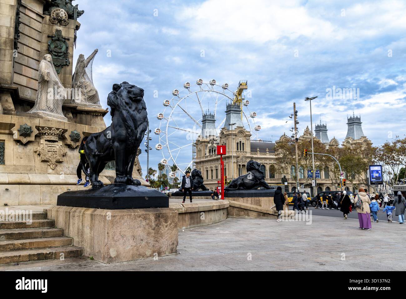 Barcelone, Catalogne - Espagne - 01-06-2025 : le Monument de Colomb avec des sculptures de lion en bronze, le bâtiment de l'Autorité portuaire et une grande roue dans le b Banque D'Images
