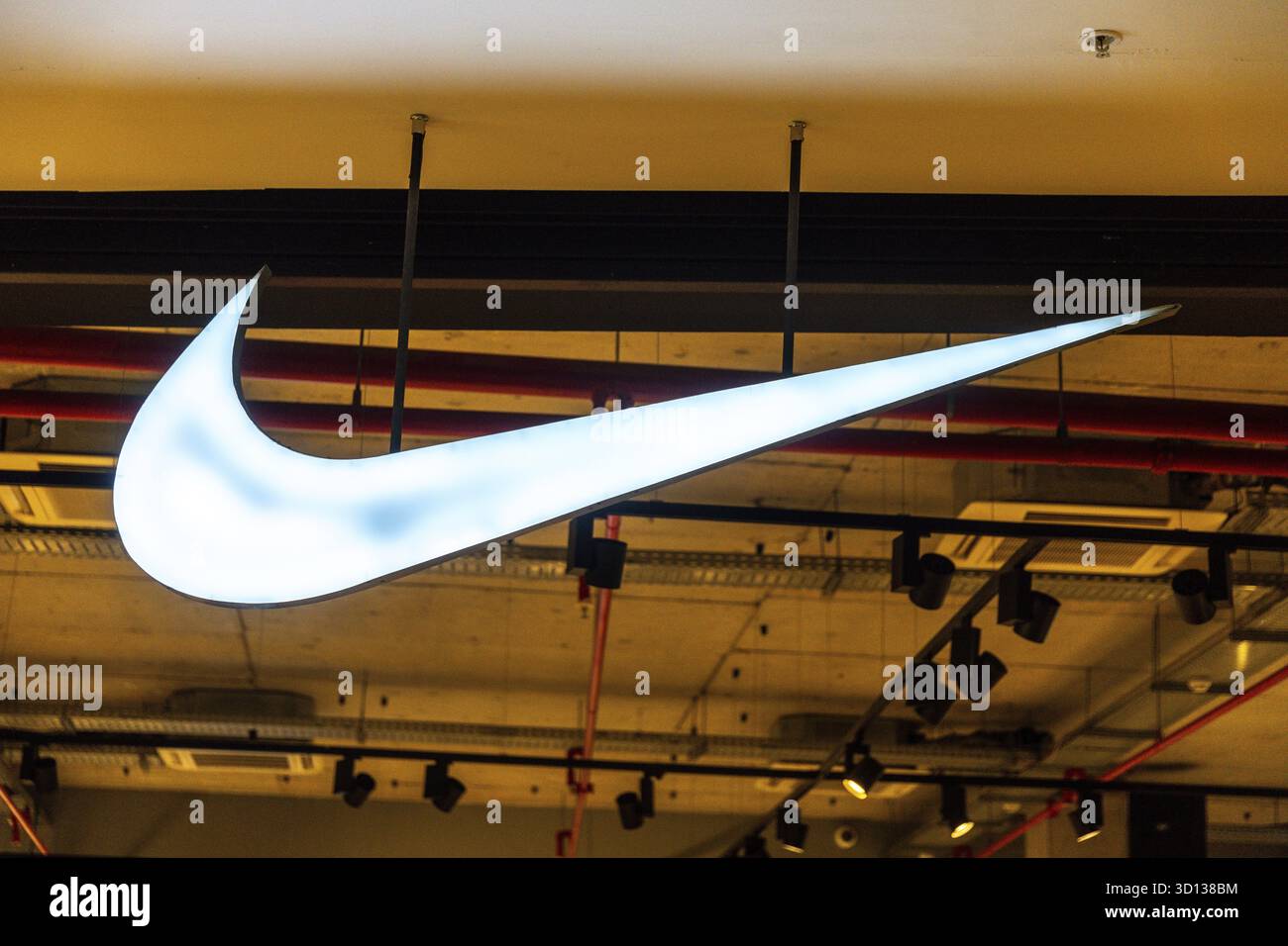 Casablanca, Casablanca-Settat - Maroc - 07-27-2024, le logo Swoosh emblématique de Nikes illuminé à l'intérieur d'un magasin de Casablanca Mall, mettant en valeur le Banque D'Images
