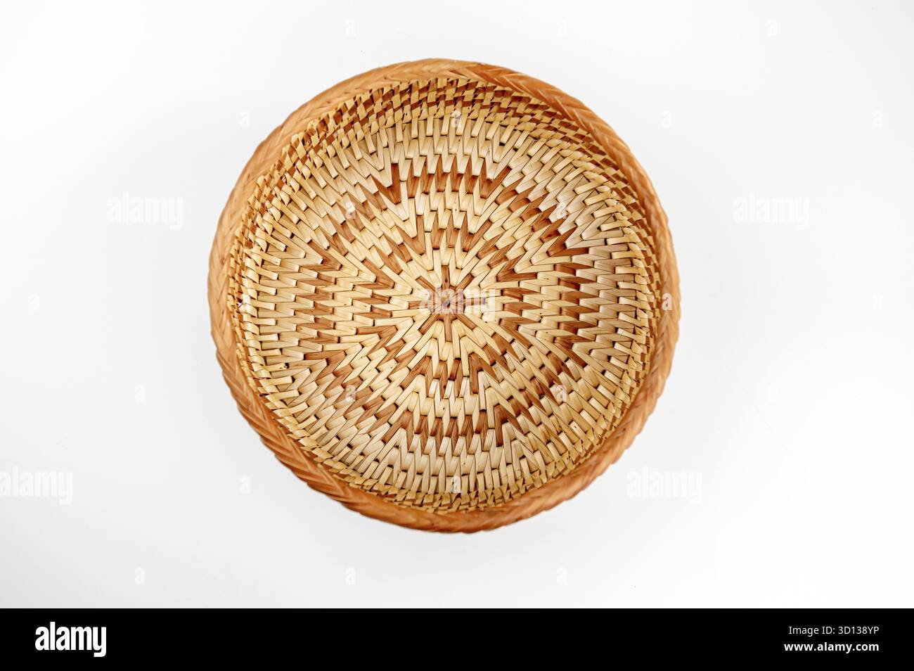 Panier en osier avec couvercle sur fond blanc. Le panier est fait de matériaux naturels. Vue de dessus Banque D'Images