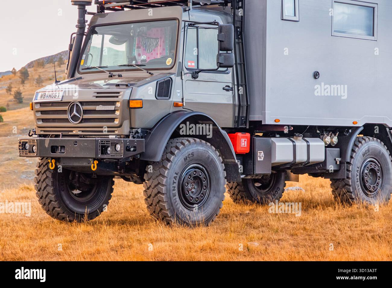 10 septembre 2025, Durmitor, Monténégro : véhicule d'expédition Unimog Mercedes-Benz avec pneus lourds traversant un terrain sec Banque D'Images