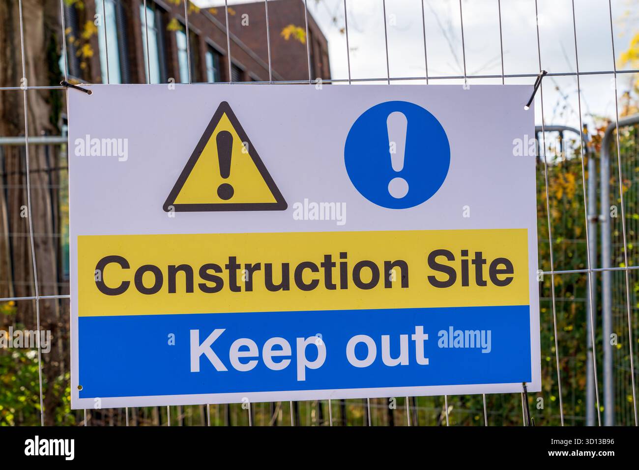 Panneau d'avertissement d'interdiction d'entrer sur le chantier de construction restreignant l'accès à une zone où il y a un projet de construction Banque D'Images