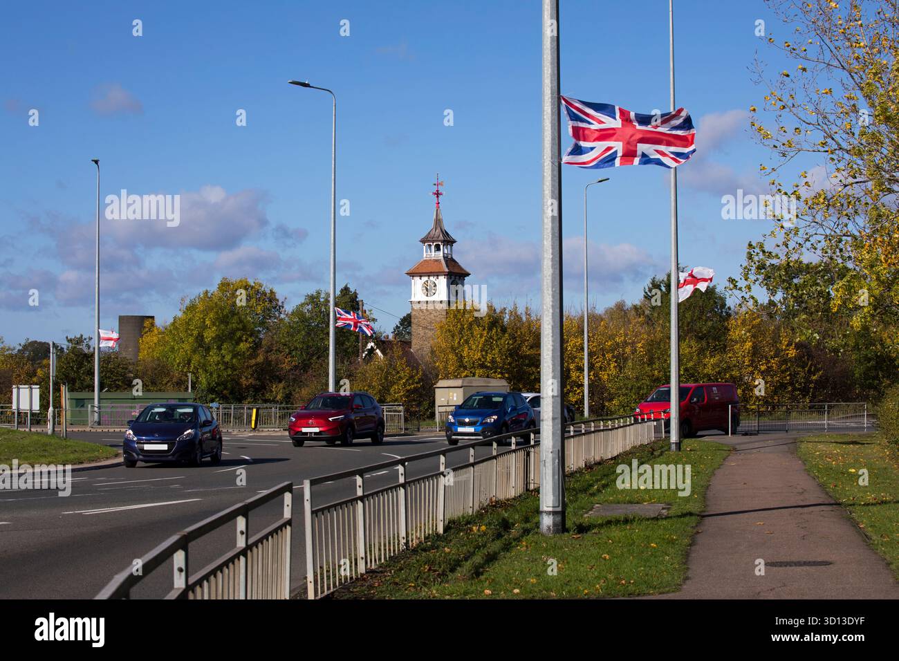 Opération Raise the Colours , drapeaux sur lampadaires Tour de l'horloge rond-point Harlow Essex Angleterre Banque D'Images