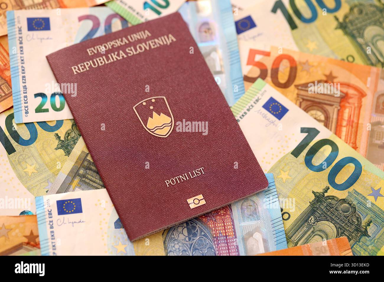 Passeport slovène se trouve sur une grande quantité de billets de banque en euros gros plan. Riche vie et voyage en Europe concept Banque D'Images