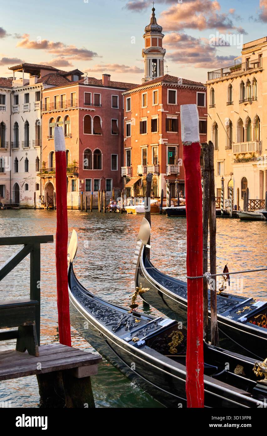 Servizio Gondole, Carbon, Fondamenta del vin, Tour de la chiesa Parrocchiale dei Santi Apostoli, Gran canal, Venise, Venise, Vénétie, Italie, Europe Banque D'Images