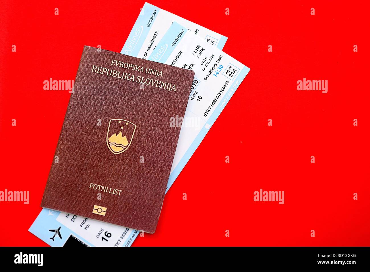 Les billets de passeport slovène et de carte d'embarquement des compagnies aériennes commerciales se rapprochent. Vols de voyage et avia tourisme en Europe concept Banque D'Images