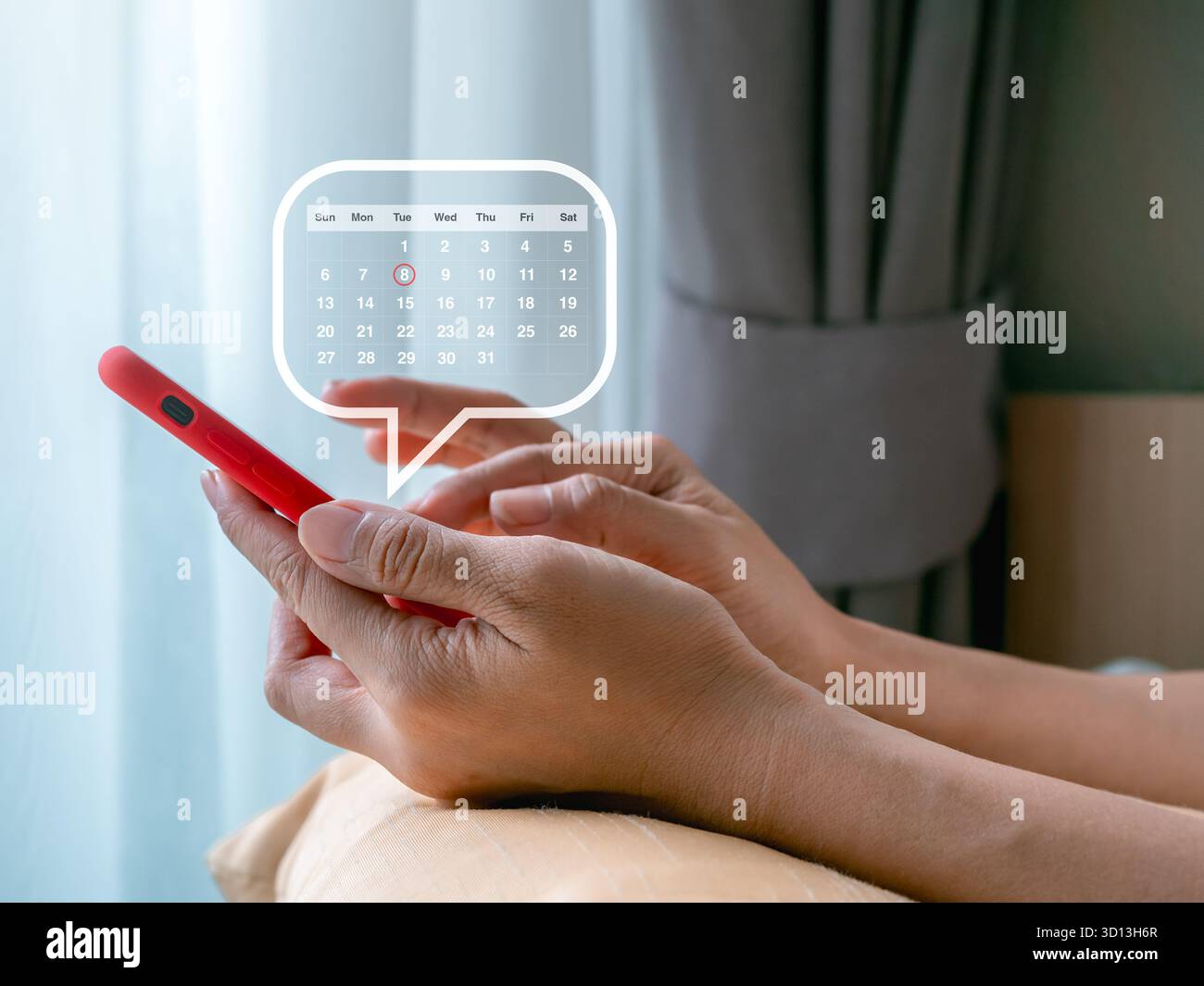 Concept de rendez-vous mobile et de planification avec une personne tenant un smartphone rouge montrant une icône de calendrier numérique, représentant la gestion du temps, rappel Banque D'Images