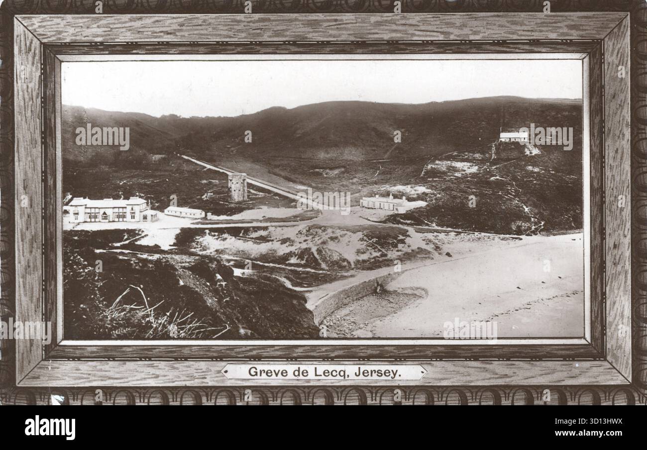 Une carte postale photographique publiée en 1913 par le chimiste Boots Cash capture Greve de Lecq, Jersey, dans une vue côtière encadrée en noir et blanc. La plage de sable se courbe en collines escarpées parsemées de bâtiments et de sentiers. La composition équilibre les contours naturels avec le développement précoce, offrant un aperçu serein mais structuré de l'évolution du paysage et du charme balnéaire de l'île. D'une carte postale originale. Banque D'Images