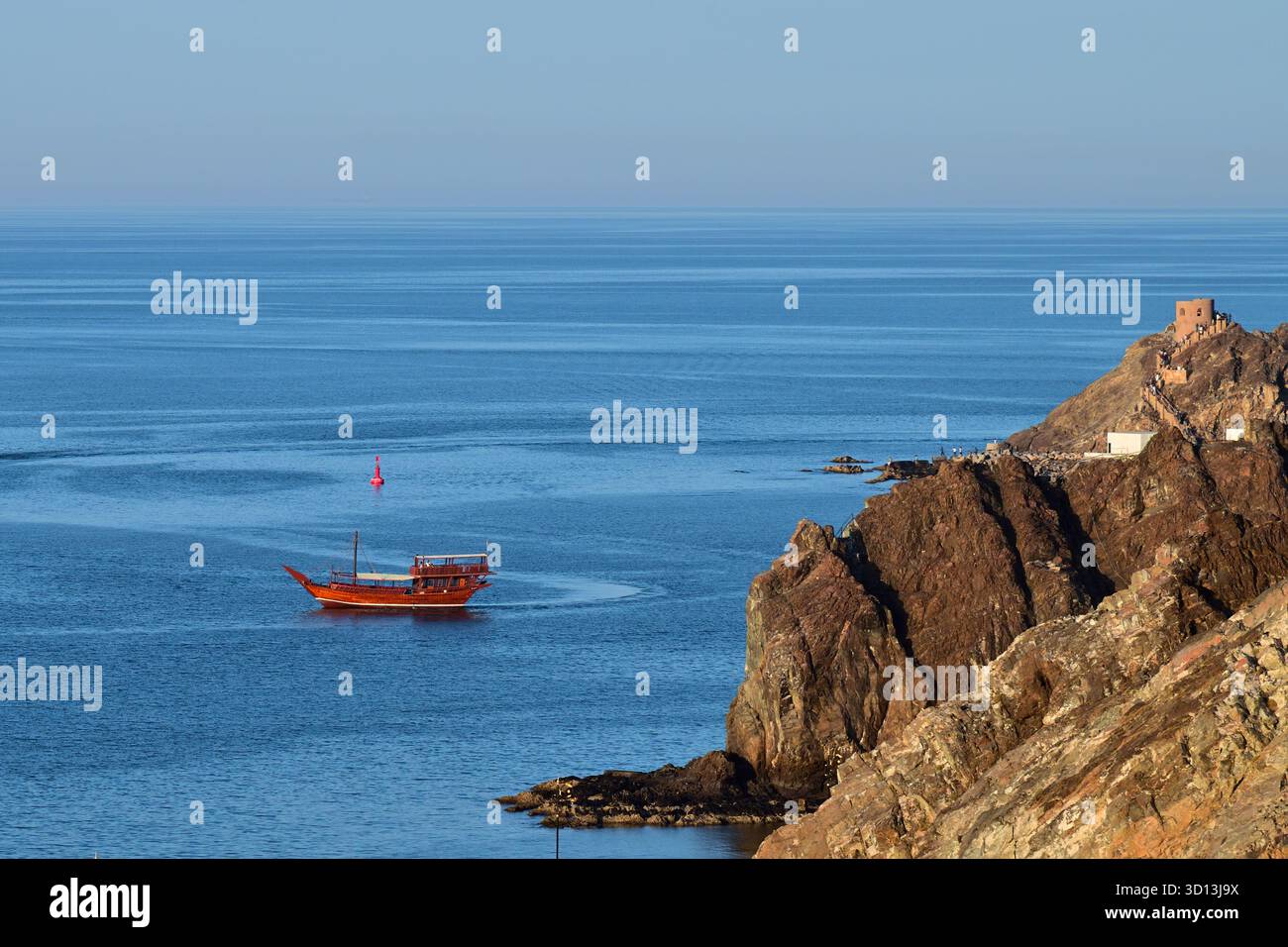 Golfe d'Oman avec vue sur le bateau de dhows depuis le Fort Mutrah à Muscat. Sultanat d'Oman Banque D'Images