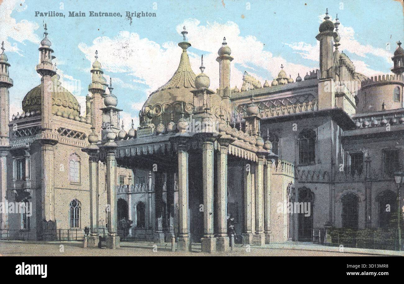 Une carte postale colorée à la main montre l'entrée principale du pavillon Brighton, avec une porte-cochère de style indien avec des colonnes blanches proéminentes et un toit en dôme. L'architecture indo-saracénique élaborée se caractérise par de multiples dômes, minarets et détails complexes, placés sur un ciel bleu. Deux personnages se tiennent à l'entrée. D'après une carte postale originale publiée en 1904 par Boots Cash Chemist, une partie de leur Pelham Series. Banque D'Images