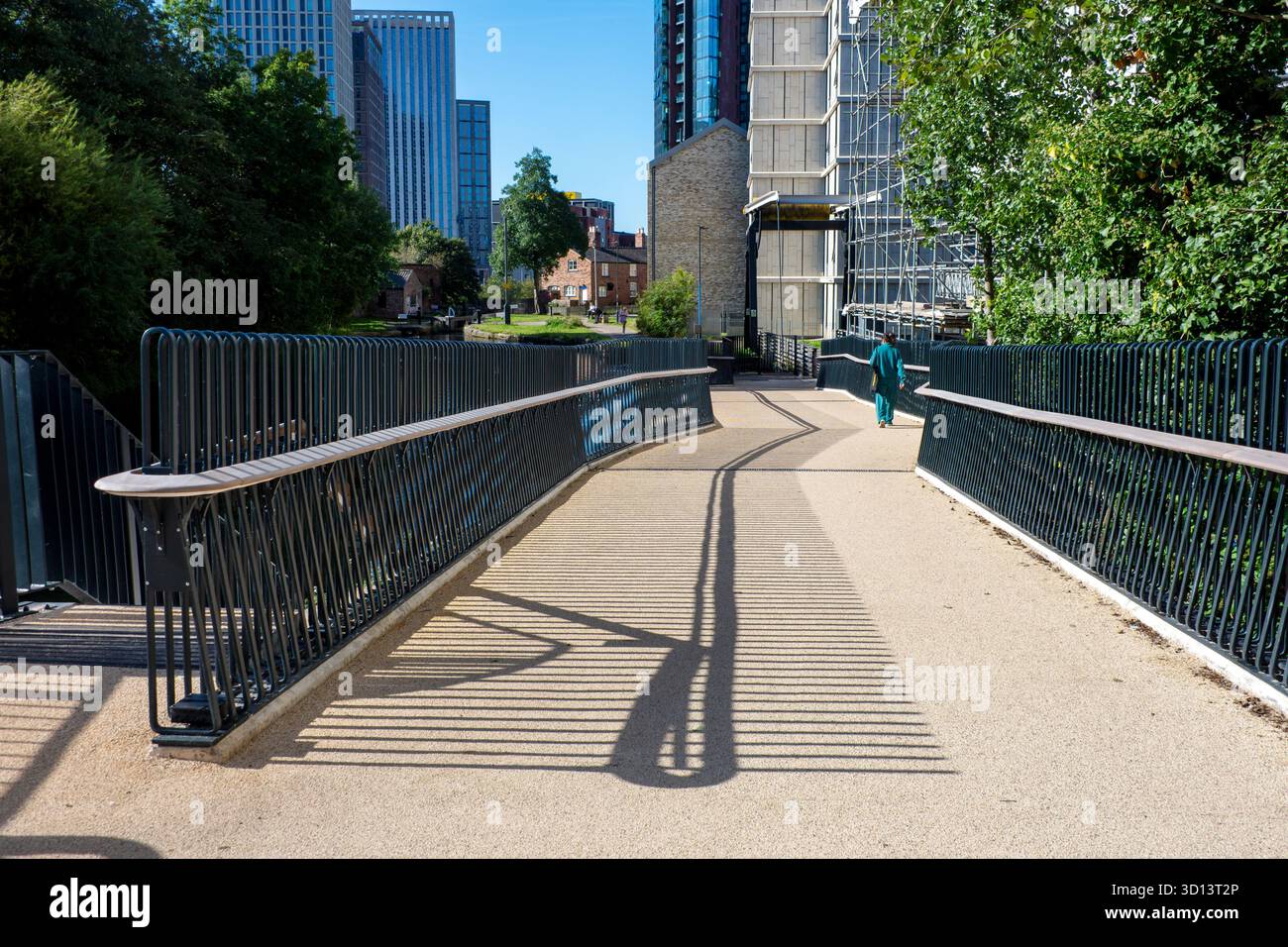 Rampe jusqu'à une nouvelle passerelle (2025) sur le canal Ashton à New Islington, Ancoats, Manchester, Royaume-Uni Banque D'Images