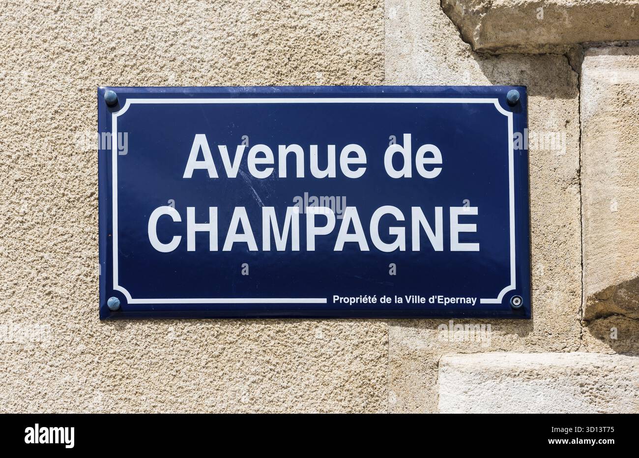 Epernay, France - 8 juin 2017 : panneau routier de la rue 'Avenue de Champagne' à un mur dans le quartier de Champagne, France Banque D'Images