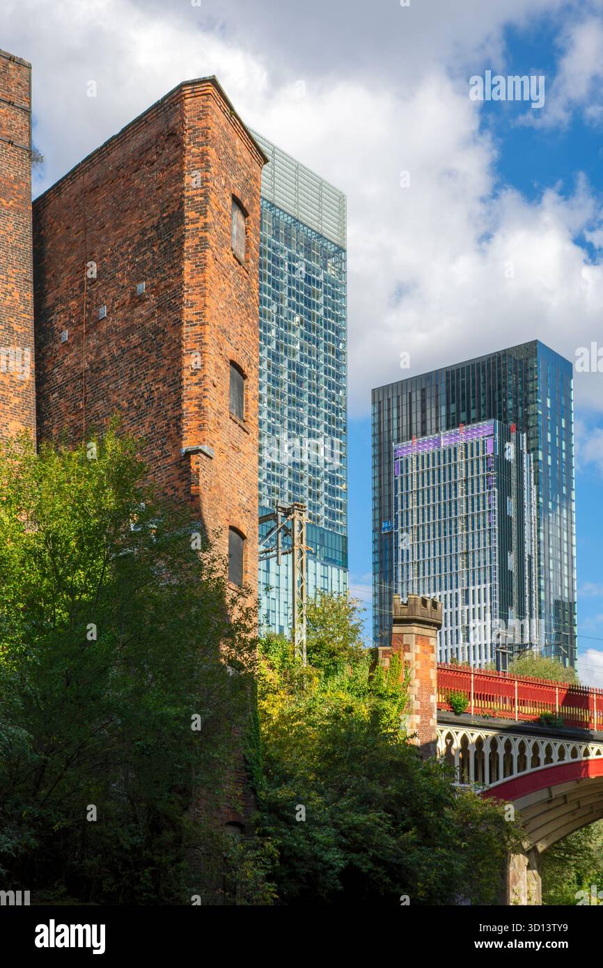Un bâtiment d'usine du 19ème siècle avec les blocs de tour Beetham et Viadux derrière. Du canal Rochdale, près de Castlefield, Manchester, Angleterre, Royaume-Uni Banque D'Images