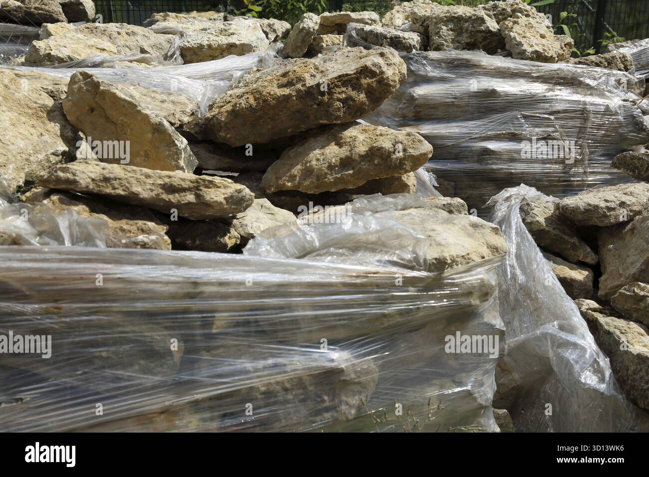 Grandes pierres industrielles pour la conception de paysage emballées dans cellophane Banque D'Images