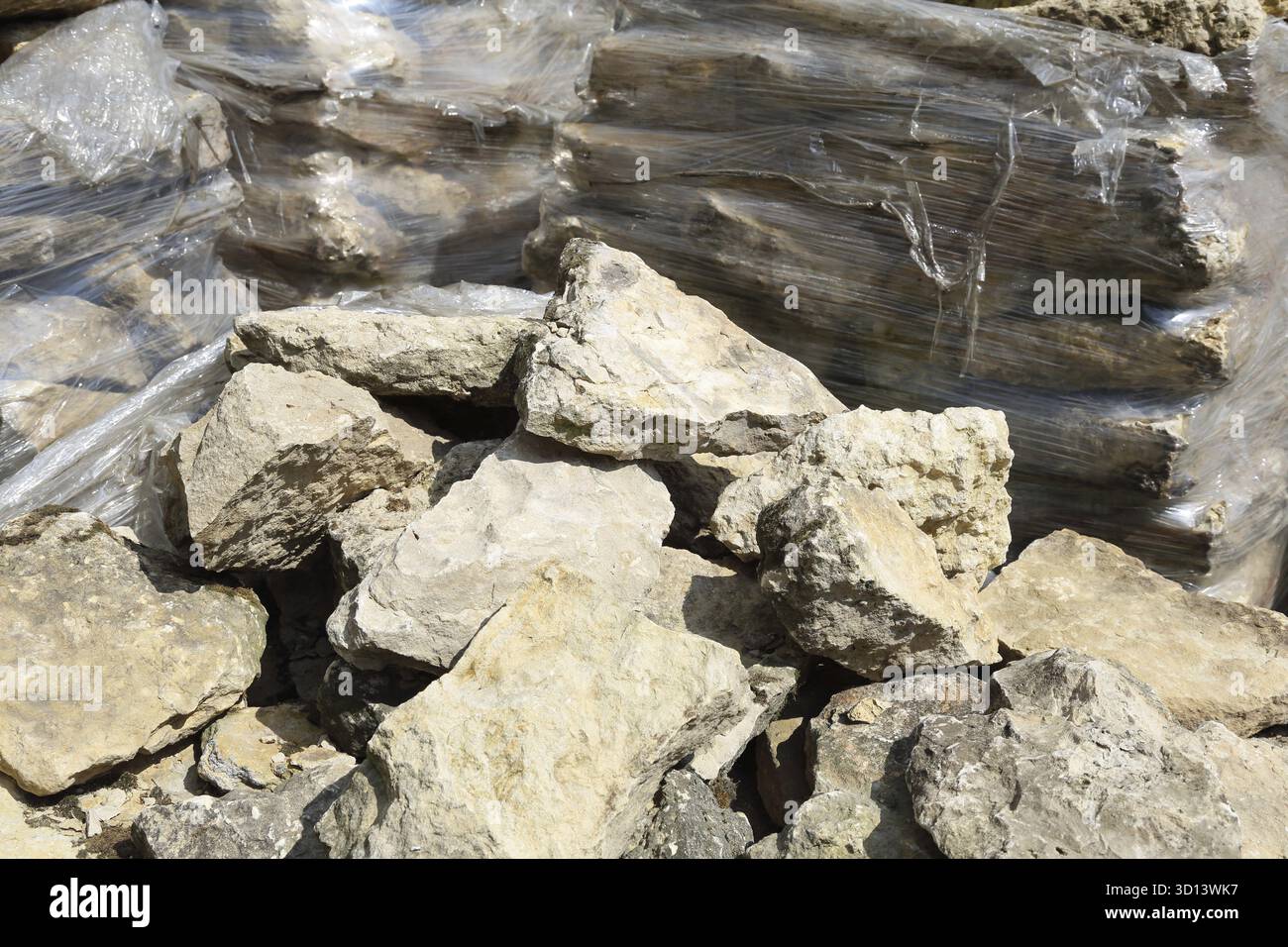 Grandes pierres industrielles pour la conception de paysage emballées dans cellophane Banque D'Images