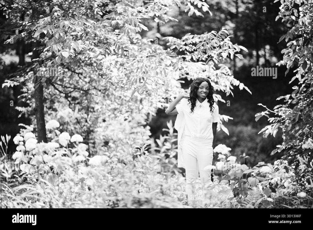 Noir élégant african american girl holding jacket sur son épaule à Green Park Banque D'Images