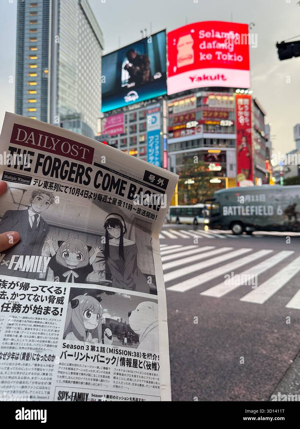 Tokyo, Japon - 1er octobre 2025 : promotion publicitaire de style journal pour la nouvelle saison 3 de l'anime populaire Spy x Family au croisement de Shibuya - Image de stock capturée avec un smartphone