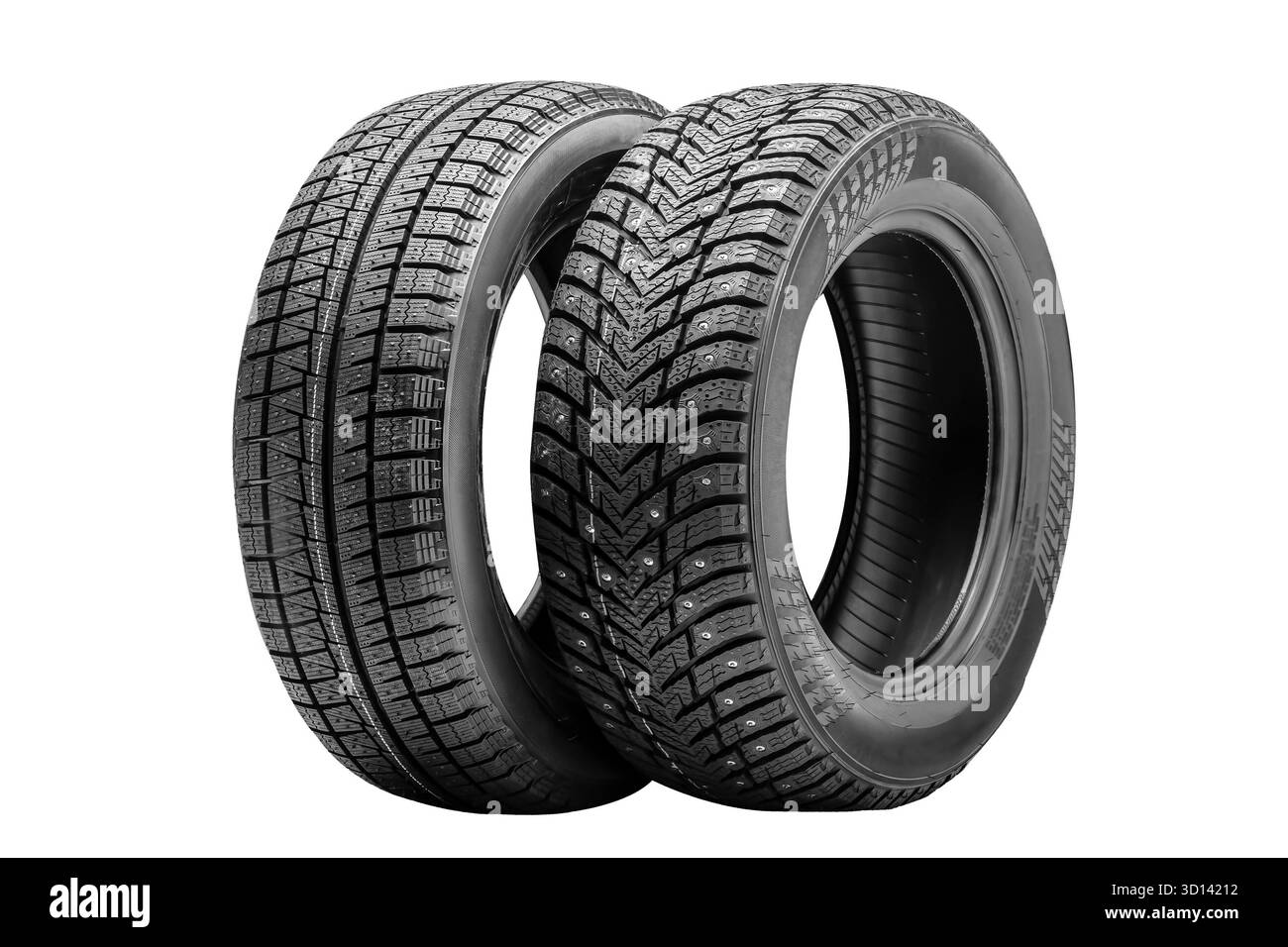 Deux pneus d'hiver sont bien en vue sur fond blanc. Ces pneus présentent des sculptures profondes qui procurent une excellente traction sur la neige Banque D'Images