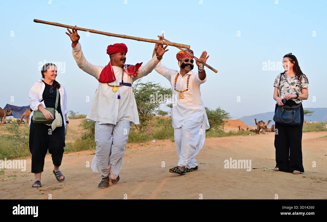 Pushkar, Rajasthan, Inde. 25 octobre 2025. La foire de Pushkar est l'une des plus grandes foires de chameau, de chevaux et de bétail de l'Inde. Outre le commerce du bétail, c'est une importante saison de pèlerinage pour les hindous qui comprend le commerce du bétail, des festivités culturelles et des cérémonies religieuses. La foire aux chameaux de Pushkar attire à la fois les Rajasthanis locaux et les touristes internationaux. Les habitants et les étrangers participent à diverses activités. (Crédit image : © Shaukat Ahmed/Pacific Press via ZUMA Press Wire) USAGE ÉDITORIAL SEULEMENT ! Non destiné à UN USAGE commercial ! Banque D'Images Pushkar, Rajasthan, Inde. 25 octobre 2025. La foire de Pushkar est l'une des plus grandes foires de chameau, de chevaux et de bétail de l'Inde. Outre le commerce du bétail, c'est une importante saison de pèlerinage pour les hindous qui comprend le commerce du bétail, des festivités culturelles et des cérémonies religieuses. La foire aux chameaux de Pushkar attire à la fois les Rajasthanis locaux et les touristes internationaux. Les habitants et les étrangers participent à diverses activités. (Crédit image : © Shaukat Ahmed/Pacific Press via ZUMA Press Wire) USAGE ÉDITORIAL SEULEMENT ! Non destiné à UN USAGE commercial ! Banque D'Images
