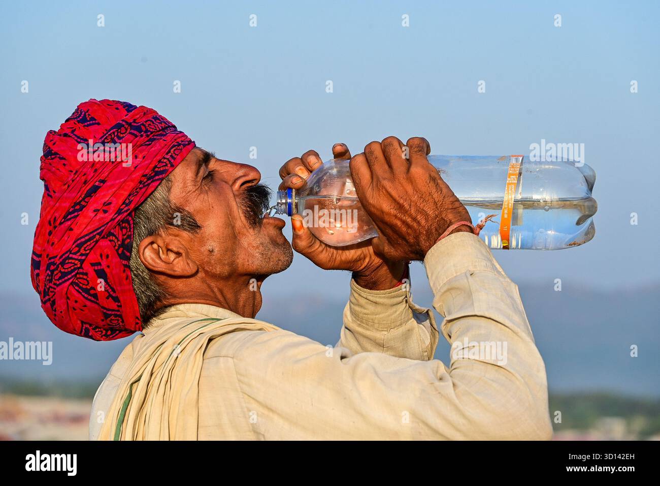 Pushkar, Rajasthan, Inde. 25 octobre 2025. La foire de Pushkar est l'une des plus grandes foires de chameau, de chevaux et de bétail de l'Inde. Outre le commerce du bétail, c'est une importante saison de pèlerinage pour les hindous qui comprend le commerce du bétail, des festivités culturelles et des cérémonies religieuses. La foire aux chameaux de Pushkar attire à la fois les Rajasthanis locaux et les touristes internationaux. Les habitants et les étrangers participent à diverses activités. (Crédit image : © Shaukat Ahmed/Pacific Press via ZUMA Press Wire) USAGE ÉDITORIAL SEULEMENT ! Non destiné à UN USAGE commercial ! Banque D'Images Pushkar, Rajasthan, Inde. 25 octobre 2025. La foire de Pushkar est l'une des plus grandes foires de chameau, de chevaux et de bétail de l'Inde. Outre le commerce du bétail, c'est une importante saison de pèlerinage pour les hindous qui comprend le commerce du bétail, des festivités culturelles et des cérémonies religieuses. La foire aux chameaux de Pushkar attire à la fois les Rajasthanis locaux et les touristes internationaux. Les habitants et les étrangers participent à diverses activités. (Crédit image : © Shaukat Ahmed/Pacific Press via ZUMA Press Wire) USAGE ÉDITORIAL SEULEMENT ! Non destiné à UN USAGE commercial ! Banque D'Images