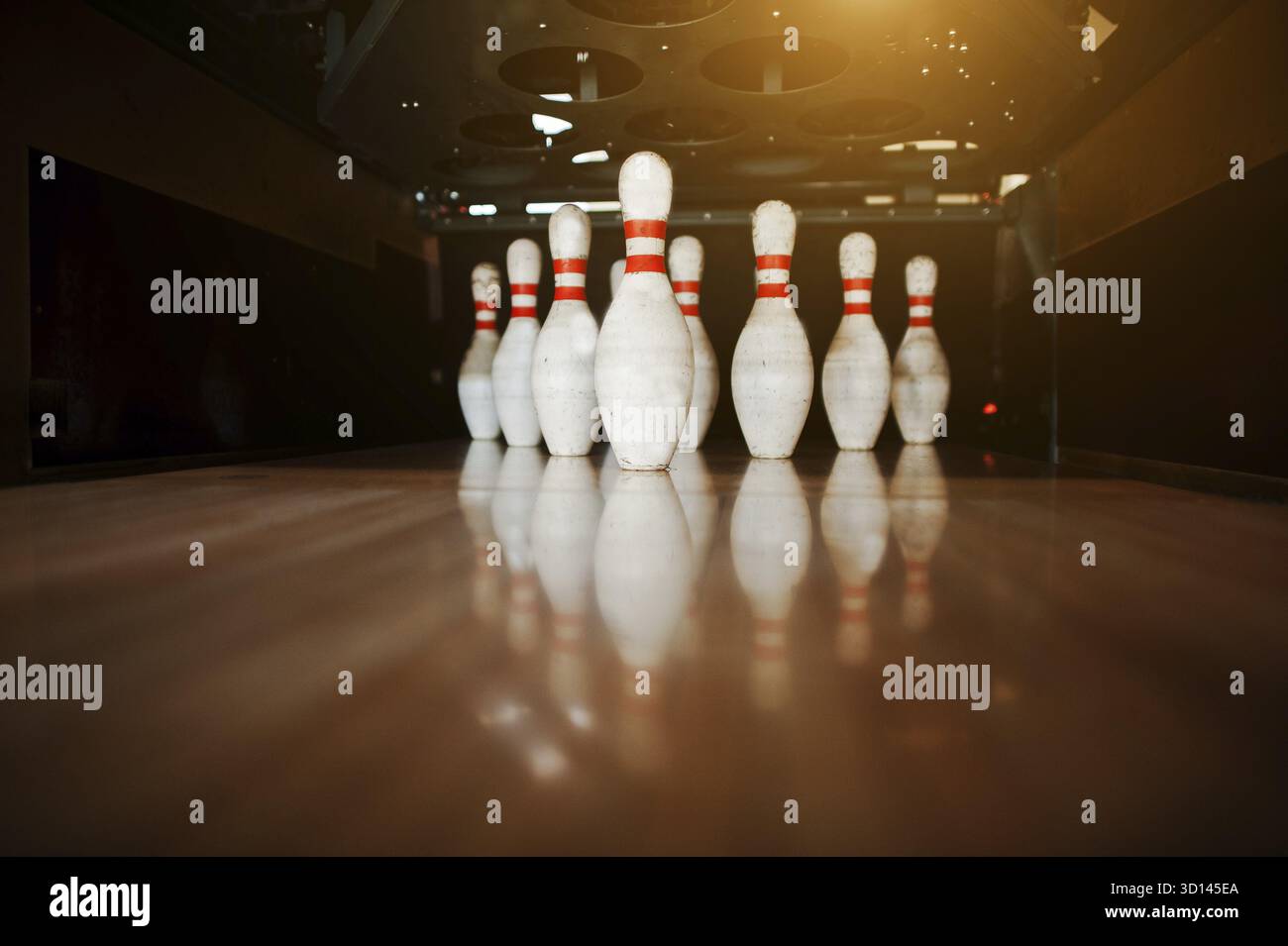 Dix broches blanc dans un bowling lane Banque D'Images