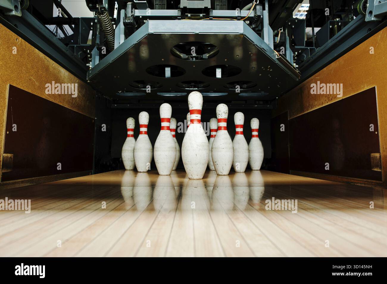 Dix broches blanc dans un bowling lane Banque D'Images