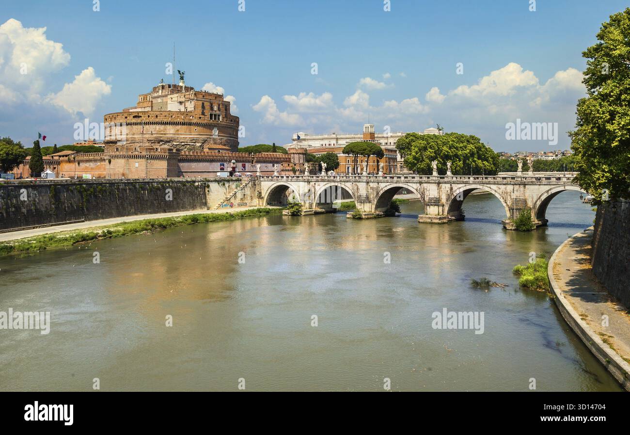 Château Saint Angel et pont sur le Tibre à Rome, Italie Banque D'Images