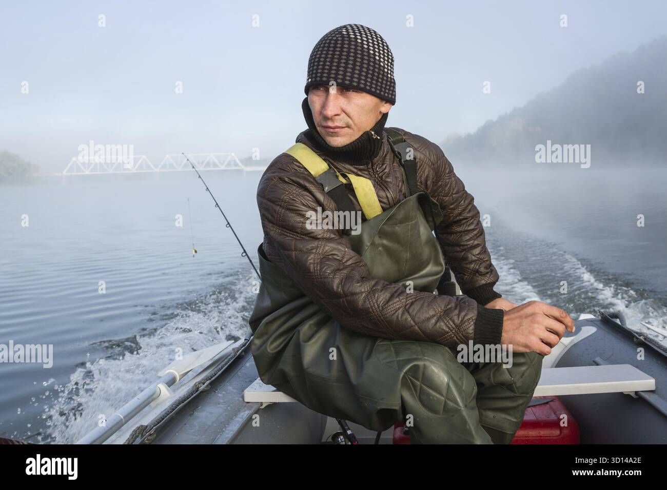 L'homme dirige le bateau avec un moteur hors-bord Banque D'Images