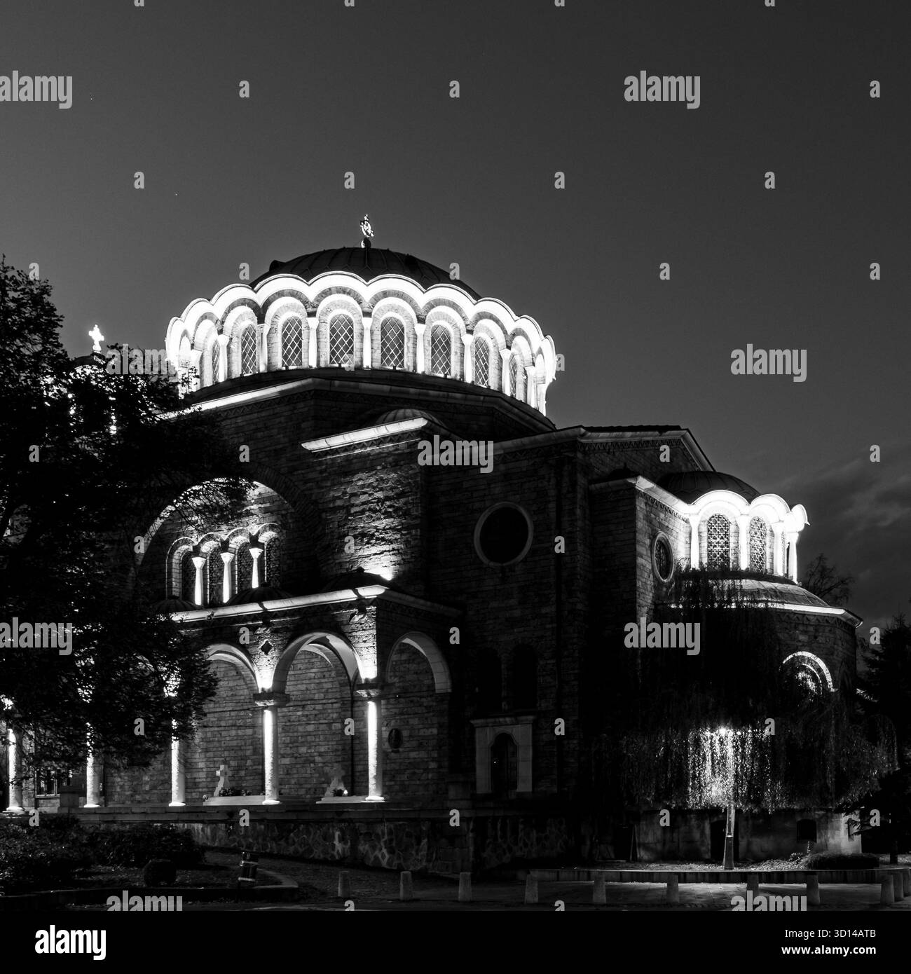 Sofia, Bulgarie - 24 octobre 2025 : B&W longue exposition de la cathédrale Saint Nedelya illuminée la nuit. Cette église orthodoxe majeure est un point de repère. Banque D'Images