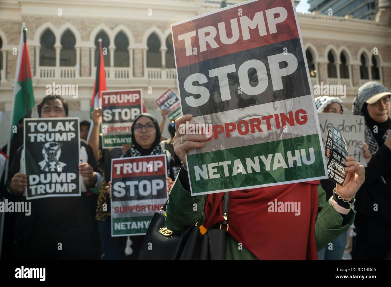 26 octobre 2025, Kuala Lumpur, Malaisie : des manifestants tiennent des pancartes lors d'une manifestation contre la visite du président américain Donald Trump pour le 47e sommet de l'Association des Nations de l'Asie du Sud-est (ASEAN) à Kuala Lumpur. (Crédit image : © Asyraf Rasid/ZUMA Press Wire) USAGE ÉDITORIAL SEULEMENT ! Non destiné à UN USAGE commercial ! Banque D'Images 26 octobre 2025, Kuala Lumpur, Malaisie : des manifestants tiennent des pancartes lors d'une manifestation contre la visite du président américain Donald Trump pour le 47e sommet de l'Association des Nations de l'Asie du Sud-est (ASEAN) à Kuala Lumpur. (Crédit image : © Asyraf Rasid/ZUMA Press Wire) USAGE ÉDITORIAL SEULEMENT ! Non destiné à UN USAGE commercial ! Banque D'Images