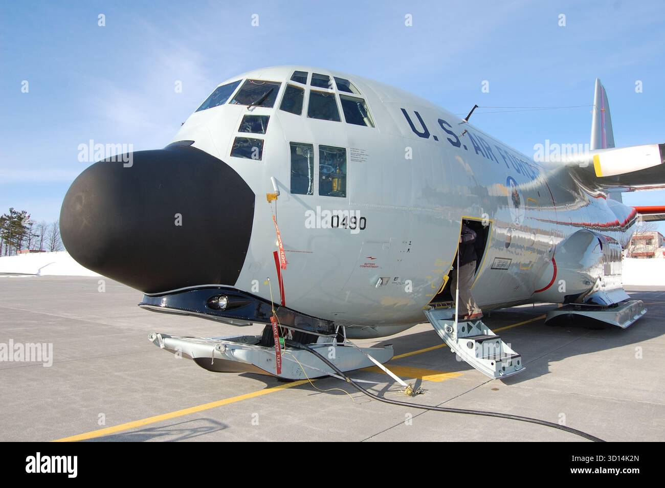Unique LC-130 Hercules équipé de skis, basé dans l'État de New York ; ils soutiennent la recherche américaine dans l'Arctique et l'Antarctique. Banque D'Images