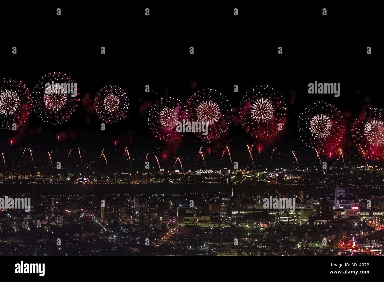 Salut festif dans le ciel nocturne. Saluez la ville de la mégalopole. Explosions de feux d'artifice Banque D'Images