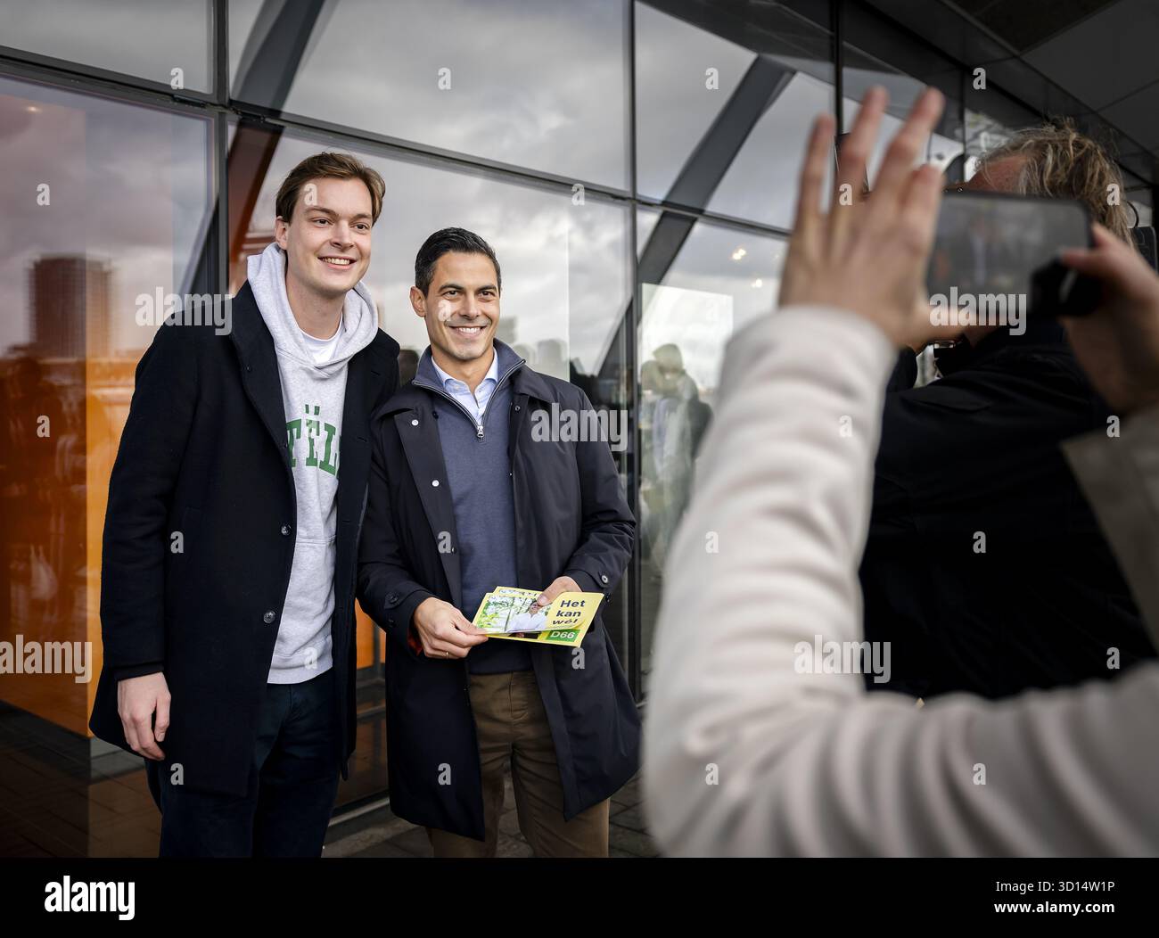 Amsterdam, pays-Bas. 26 octobre 2025. AMSTERDAM – Rob Jetten, chef du parti D66, fait campagne à la gare centrale d'Amsterdam. Les pays-Bas se préparent pour les élections législatives. ANP REMKO DE WAAL netherlands Out - belgique Out Credit : ANP/Alamy Live News Banque D'Images