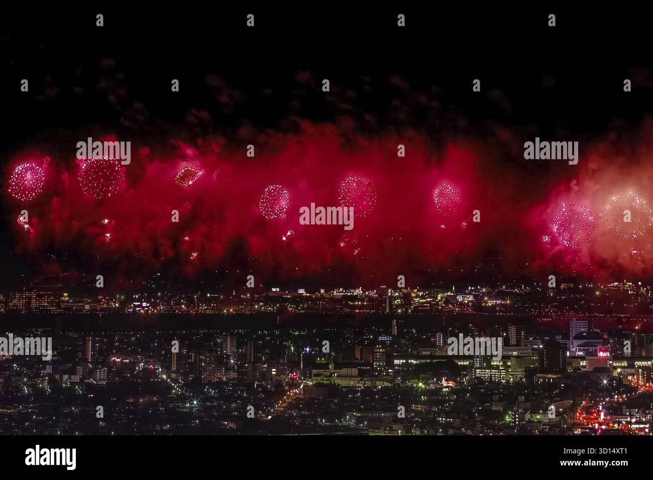 Salut festif dans le ciel nocturne. Saluez la ville de la mégalopole. Explosions de feux d'artifice Banque D'Images