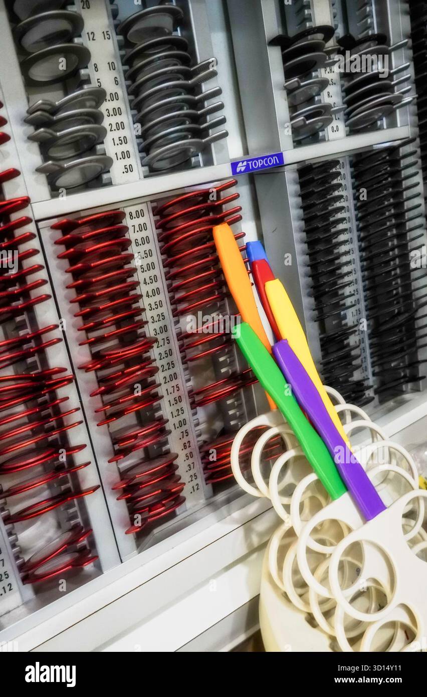 Nature morte d'un ensemble de test de lentille dans un bureau d'ophtalmologie, 2025, New York City, États-Unis Banque D'Images