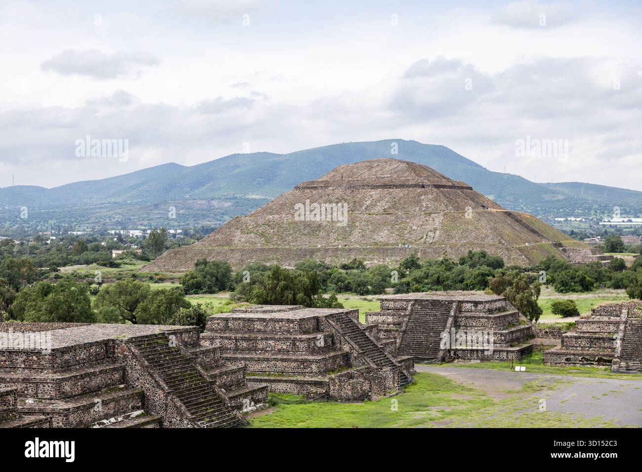 La pyramide du Soleil s'élève au-dessus des pyramides à gradins plus petits sur le site archéologique de Teotihuacán, au Mexique. Banque D'Images