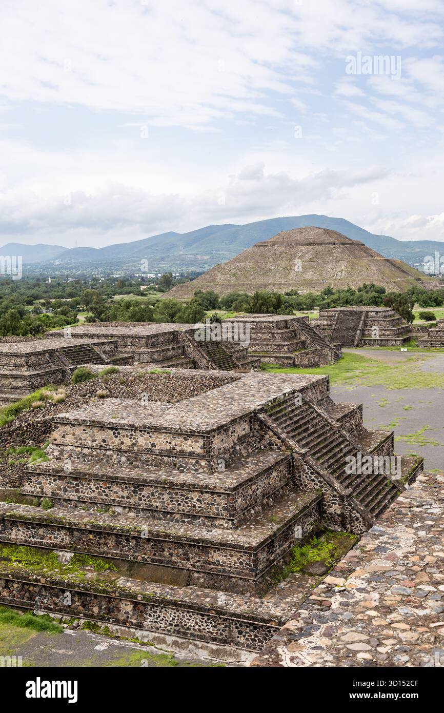 Des plates-formes de pierre et des escaliers mènent à la Pyramide du Soleil à Teotihuacán, au Mexique. Banque D'Images